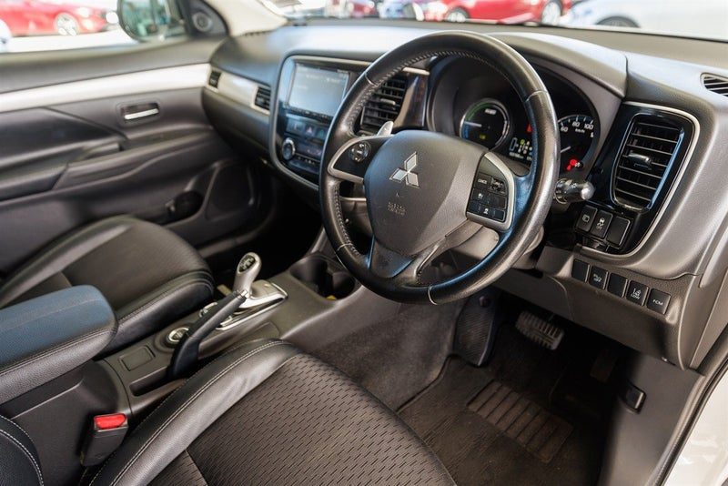 2013 Mitsubishi Outlander PHEV 4WD G-Spec, photo 3