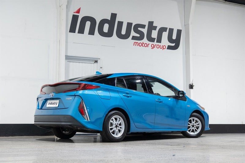 2017 Toyota Prius PHV A, photo 2