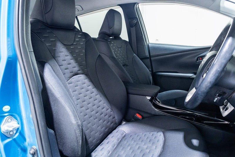 2017 Toyota Prius PHV A, photo 3
