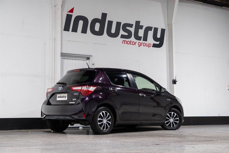 2017 Toyota Vitz Hybrid Jewel Low Kms, photo 2