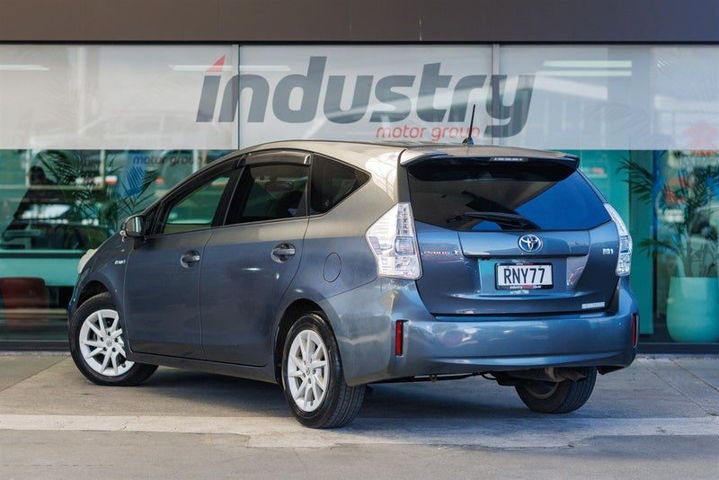 2013 Toyota Prius Alpha Hybrid 7 Seats, photo 2
