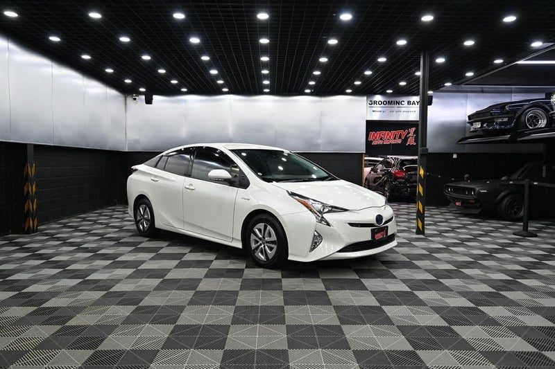 2016 Toyota Prius Pearl white Loads of features