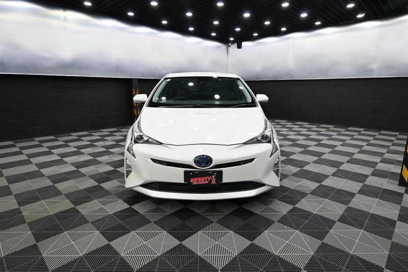 2016 Toyota Prius Pearl white Loads of features, photo 2