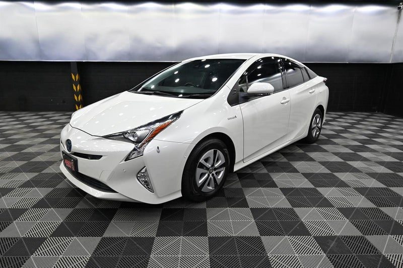 2016 Toyota Prius Pearl white Loads of features, photo 3