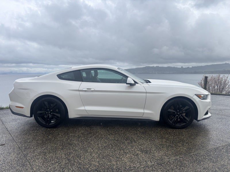2017 Ford Mustang 2.3L FASTBACK, photo 2