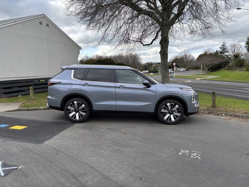 2026 Mitsubishi Outlander XLS 7 Seater, photo 3