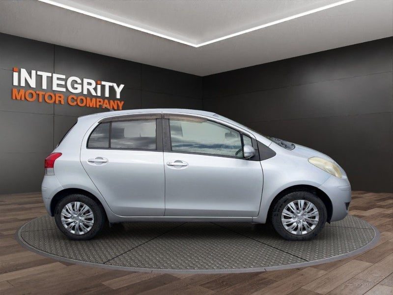 2009 Toyota Vitz, photo 2