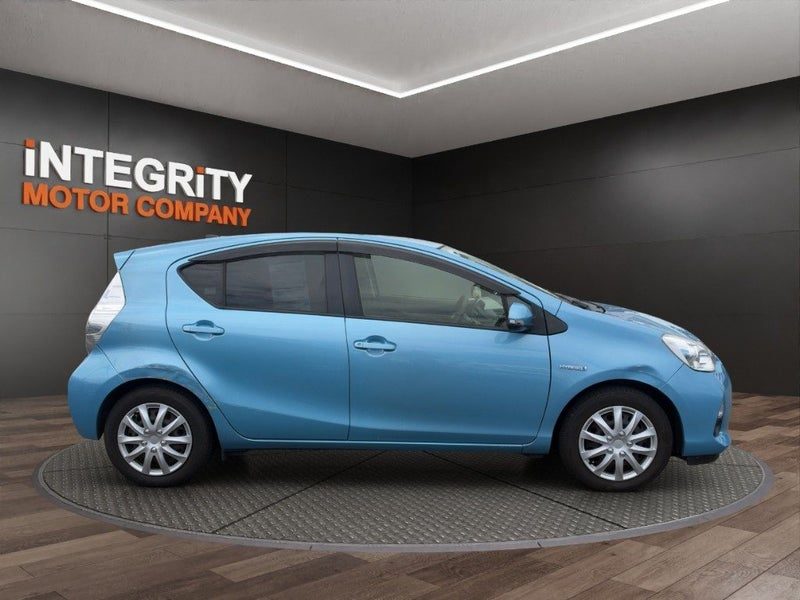 2014 Toyota Aqua HYBRID, photo 2