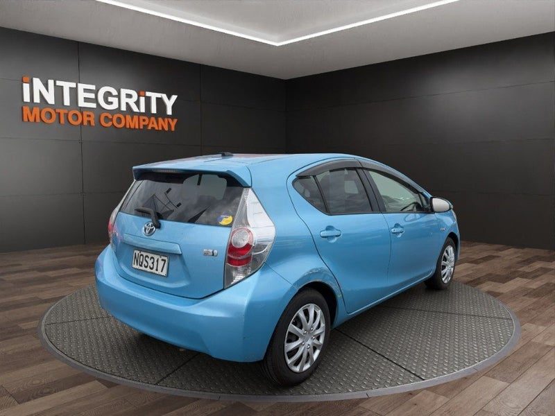 2014 Toyota Aqua HYBRID, photo 3