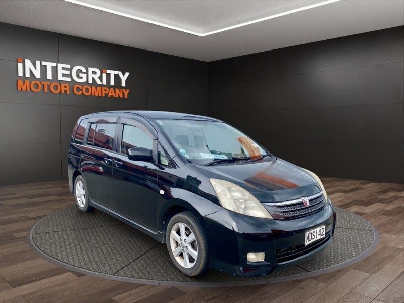 2005 Toyota Isis Platana