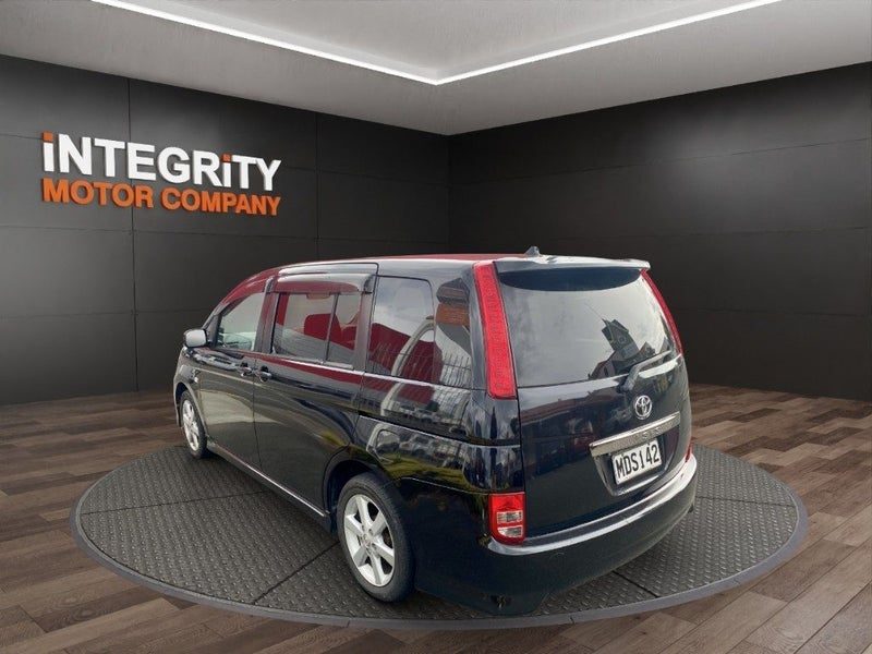 2005 Toyota Isis Platana, photo 2