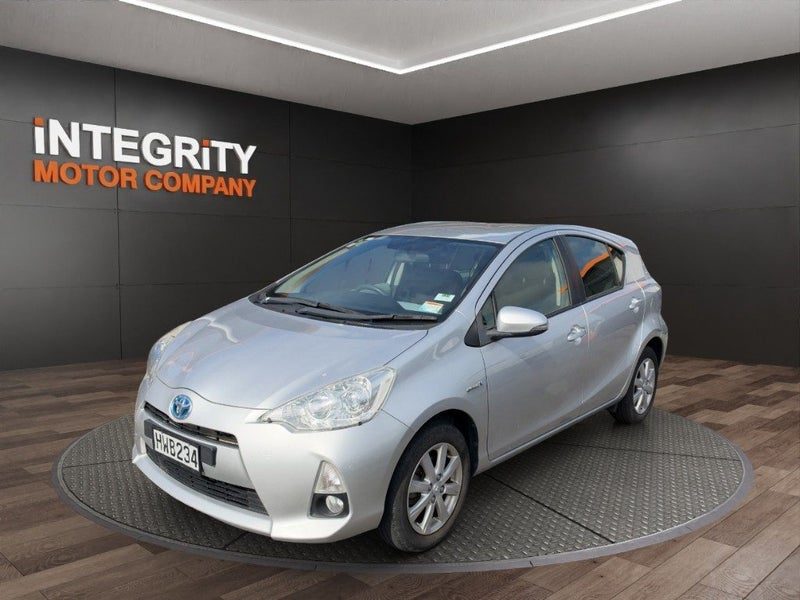 2015 Toyota Prius C L2 1.5 HYBRID ECVT, photo 2