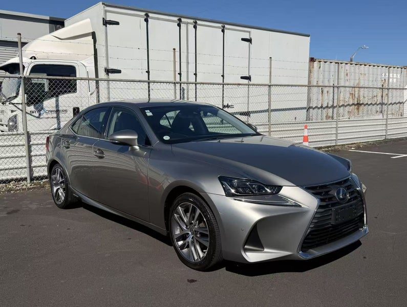 2017 Lexus IS 300h Version L