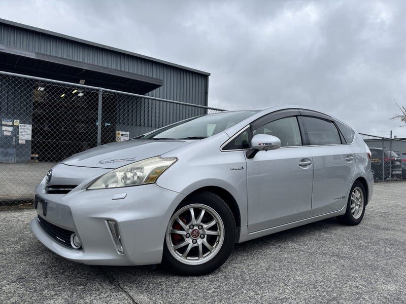 2013 Toyota Prius Alpha S / Tune Black / 7 Seater