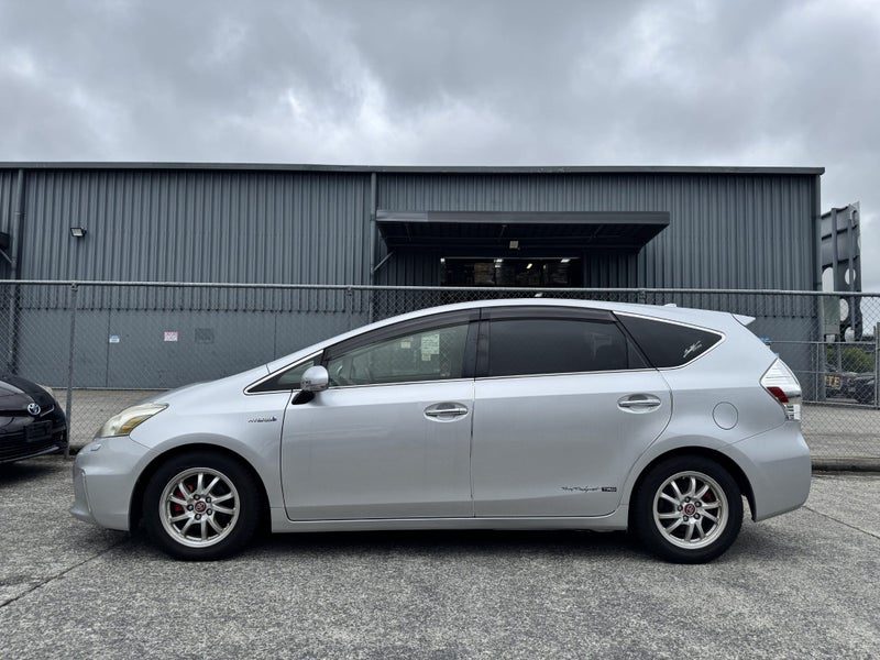 2013 Toyota Prius Alpha S / Tune Black / 7 Seater, photo 2