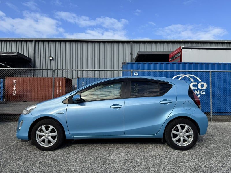 2015 Toyota Aqua G with Push Button Start, photo 3