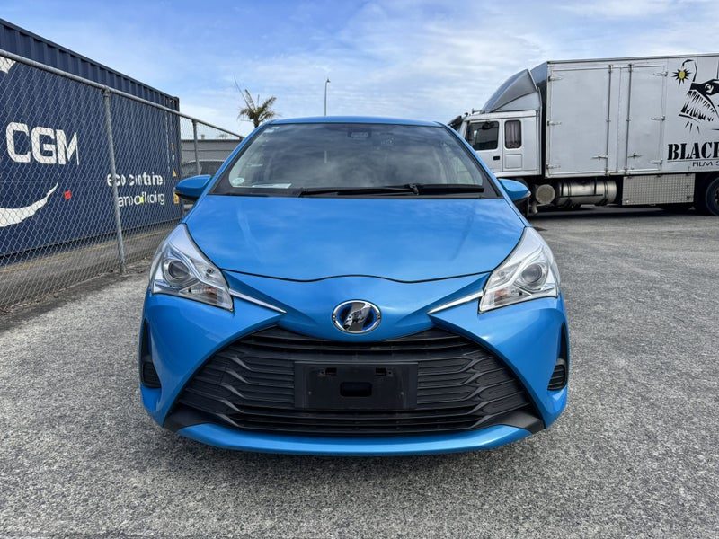2017 Toyota Vitz Hybrid, photo 2