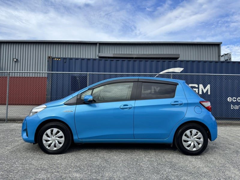 2017 Toyota Vitz Hybrid, photo 3
