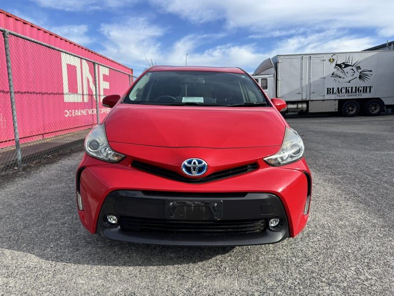 2015 Toyota Prius Alpha 5 Seater, photo 2