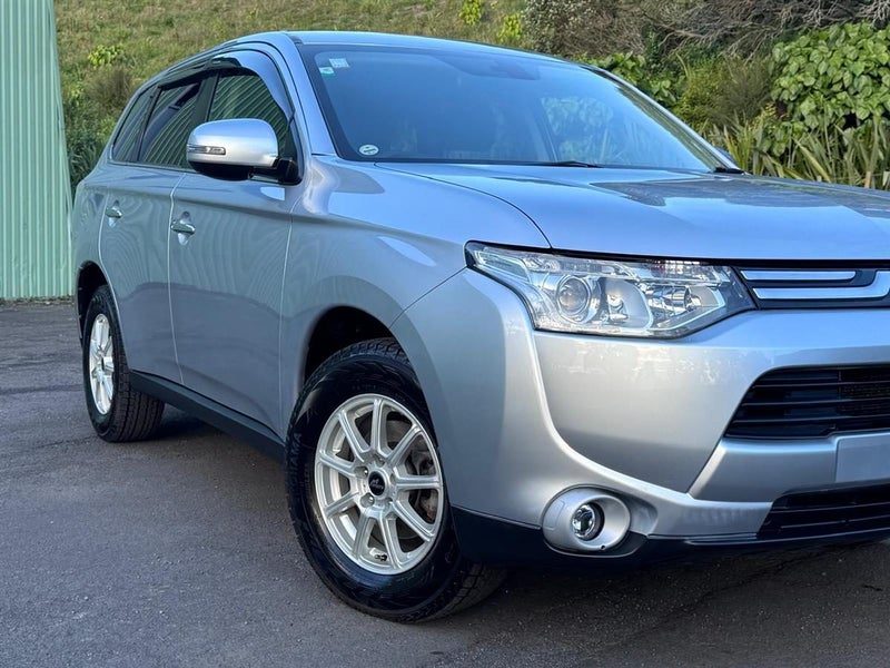 2013 Mitsubishi Outlander 7 Seater, photo 2