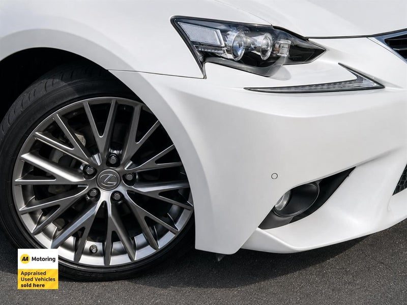 2013 Lexus IS 300h L Package, photo 3