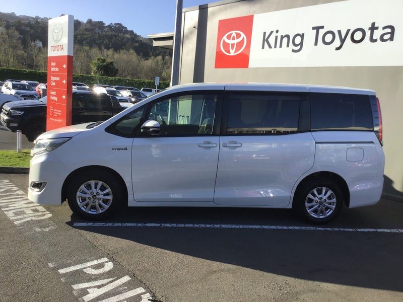 2017 Toyota Noah Hybrid G 1.8 5 Dr Wagon CVT 2WD, photo 2