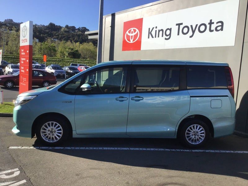 2016 Toyota Noah Hybrid, photo 2