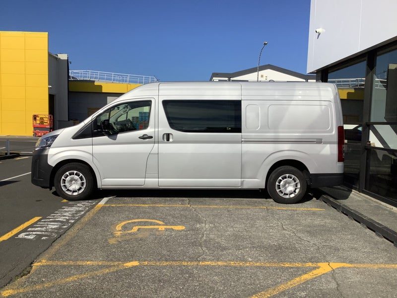 2025 Toyota Hiace ZX, photo 3