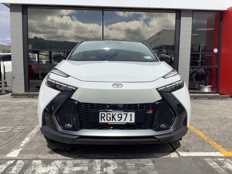 2025 Toyota C-HR GR Sport 2.0P HEV AWD SUV, photo 2