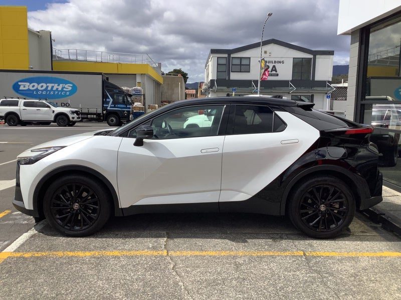 2025 Toyota C-HR GR Sport 2.0P HEV AWD SUV, photo 3