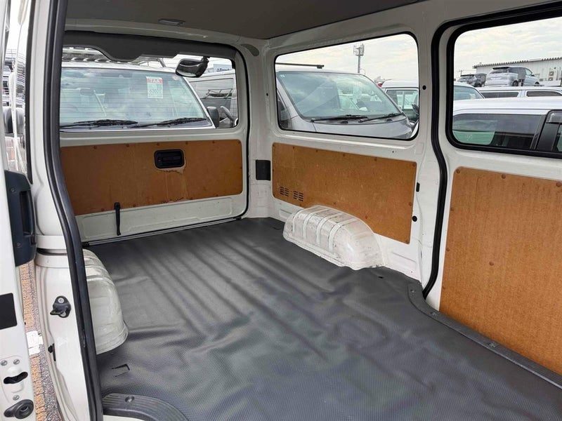 2022 Toyota Hiace LWB, photo 2