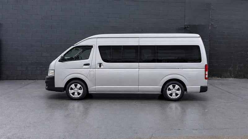 2013 Toyota Hiace DX Diesel Automatic, photo 2