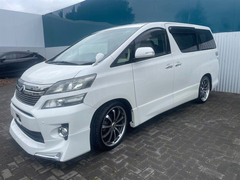 2013 Toyota Vellfire, photo 2