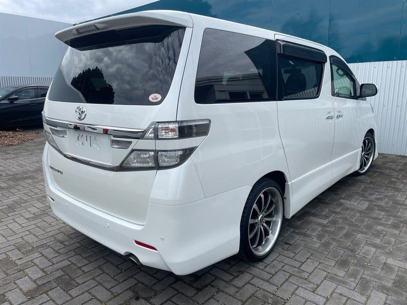 2013 Toyota Vellfire, photo 3