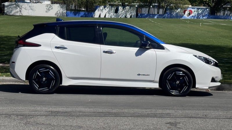 2022 Nissan Leaf X, photo 2