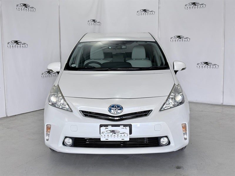 2013 Toyota Prius Alpha, photo 2