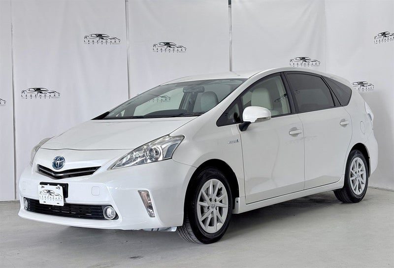 2013 Toyota Prius Alpha, photo 3