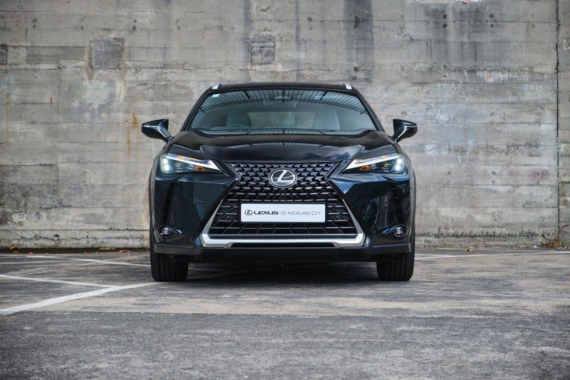 2026 Lexus UX 300h Premium AWD, photo 2