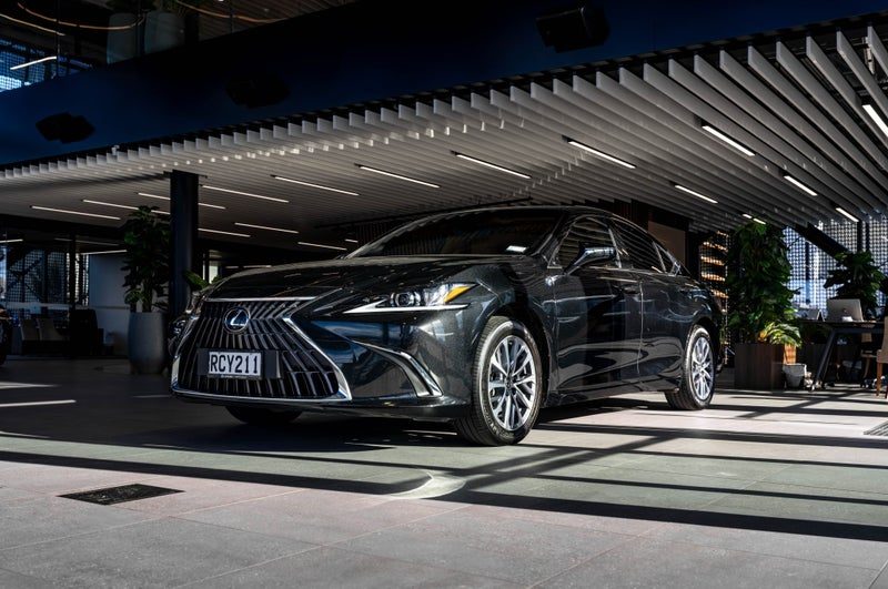 2025 Lexus ES 300h Premium