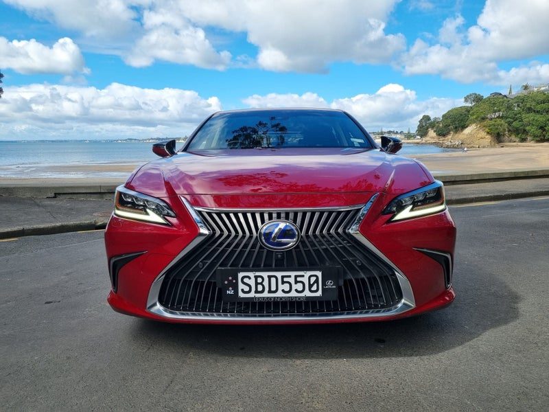 2020 Lexus ES 300h Limited 2.5L Hybrid FWD Sedan, photo 2
