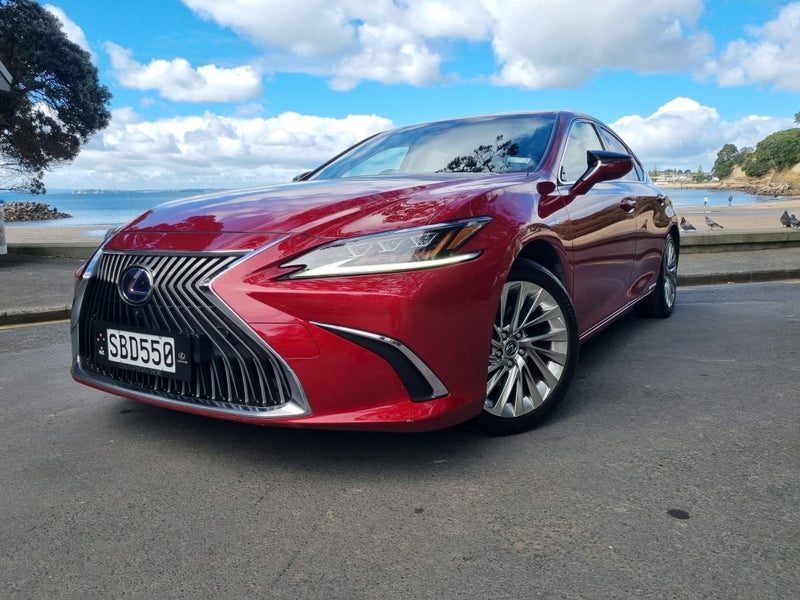 2020 Lexus ES 300h Limited 2.5L Hybrid FWD Sedan, photo 3