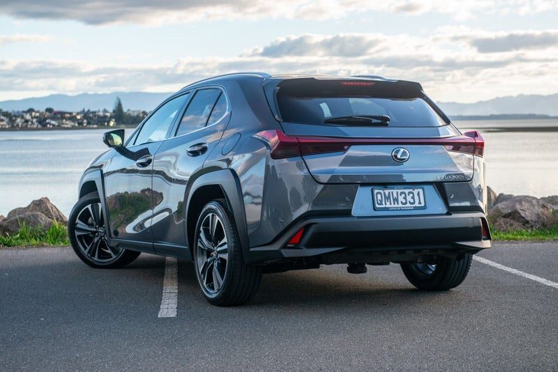 2024 Lexus UX 300h Limited 2.0P HV ECVT AWD SUV, photo 2