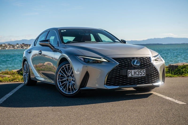 2023 Lexus IS 300h LIMITED 2.5P HV ECVT RWD