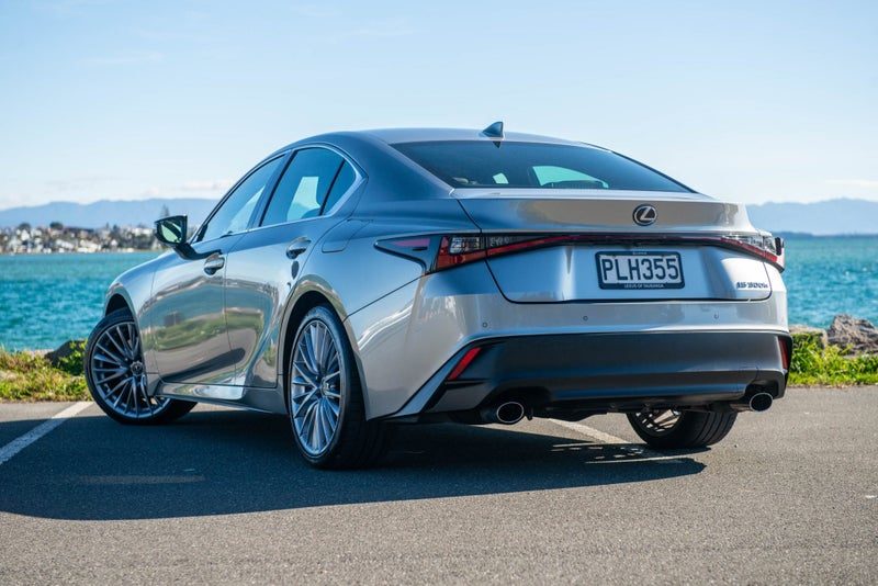 2023 Lexus IS 300h LIMITED 2.5P HV ECVT RWD, photo 2