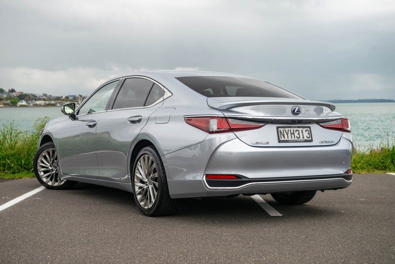 2022 Lexus ES 300h Limited, photo 2