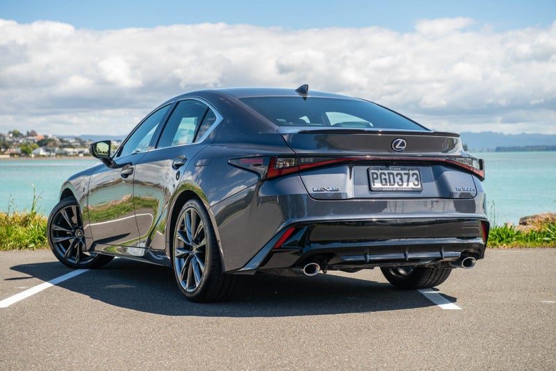 2022 Lexus IS 300h F Sport, photo 2