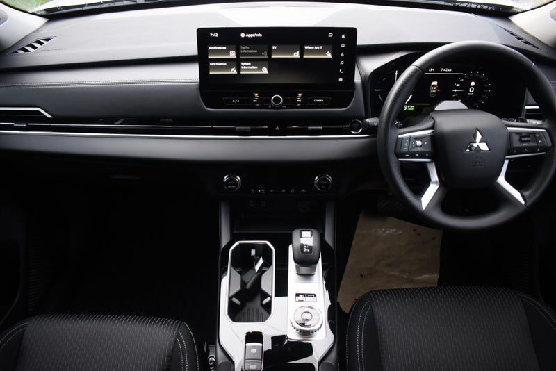 2026 Mitsubishi Outlander LS 4WD PHEV 5 Seat Auto, photo 2