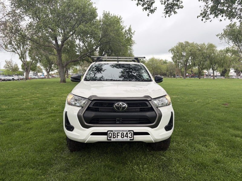 2023 Toyota Hilux SR, photo 2