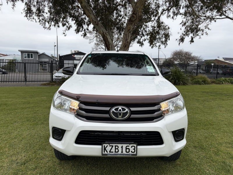 2017 Toyota Hilux SR, photo 2