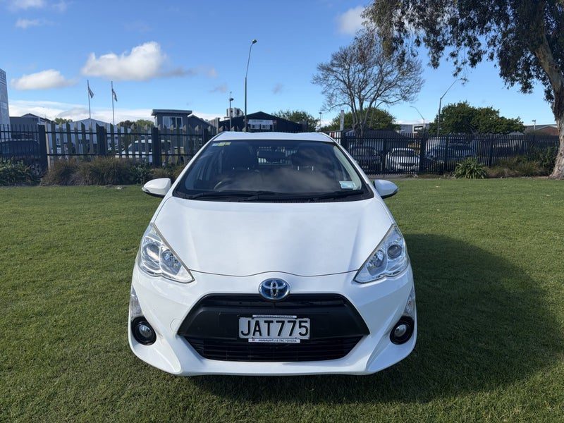 2015 Toyota Prius C L1 1.5P Hybrid Hatch, photo 2